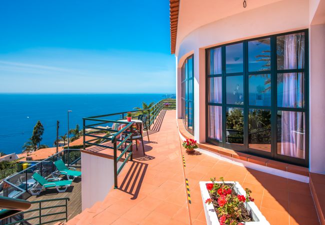 Villa em Caniço - VIVENDA DA ESQUINA - by MHM