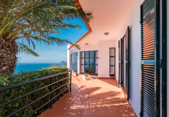 Villa em Caniço - VIVENDA DA ESQUINA - by MHM