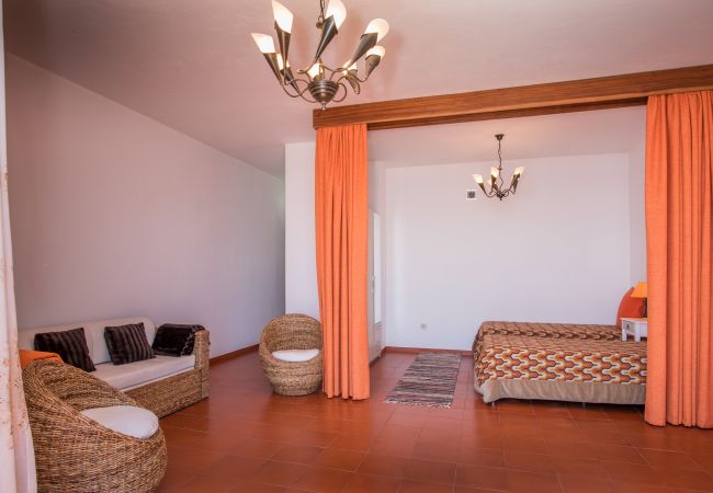 Villa em Caniço - VIVENDA DA ESQUINA - by MHM