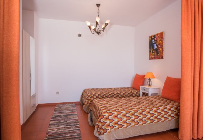 Villa em Caniço - VIVENDA DA ESQUINA - by MHM