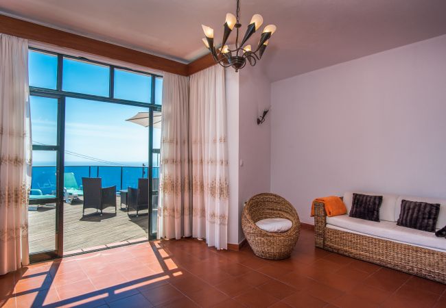 Villa em Caniço - VIVENDA DA ESQUINA - by MHM