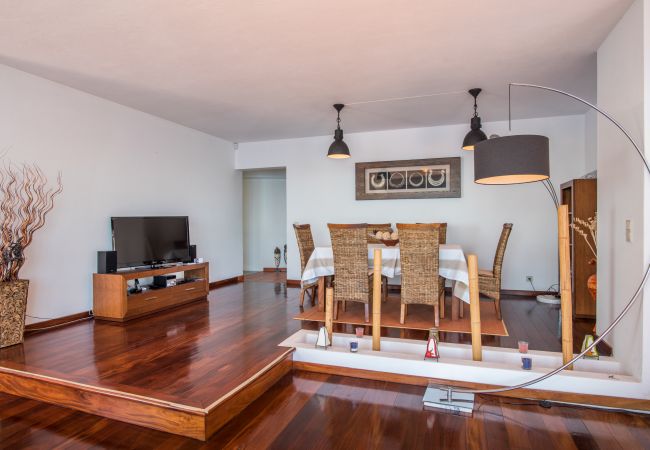 Villa em Caniço - VIVENDA DA ESQUINA - by MHM