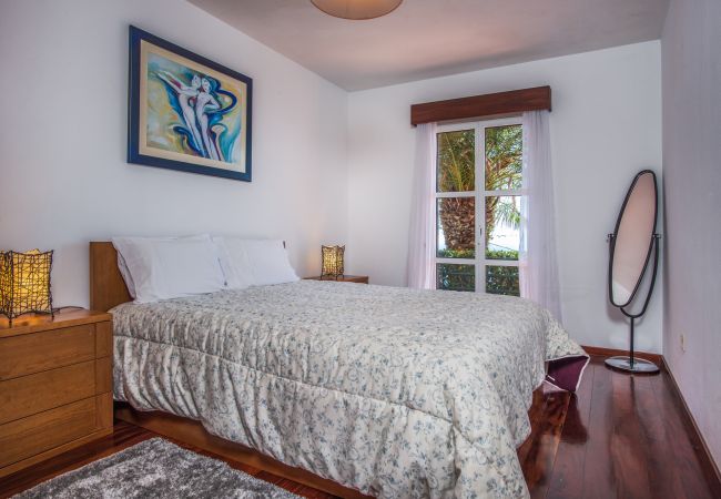 Villa em Caniço - VIVENDA DA ESQUINA - by MHM