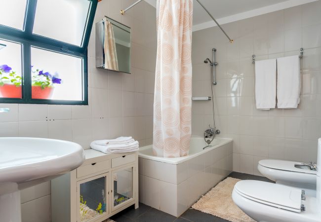 Villa em Caniço - VIVENDA DA ESQUINA - by MHM