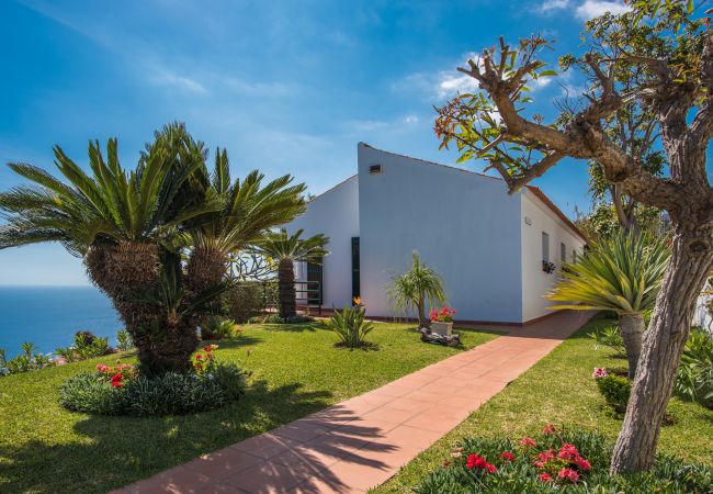 Villa em Caniço - VIVENDA DA ESQUINA - by MHM