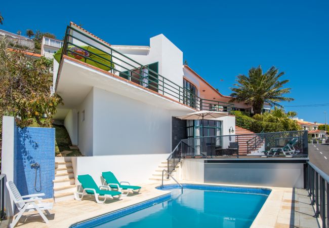 Villa em Caniço - VIVENDA DA ESQUINA - by MHM